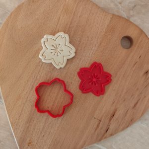 Cvet sa zarezanim laticama modla sa utiskivačem