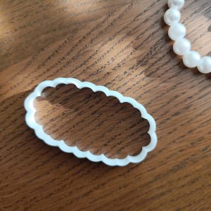 Oval sa čipkastim rubom